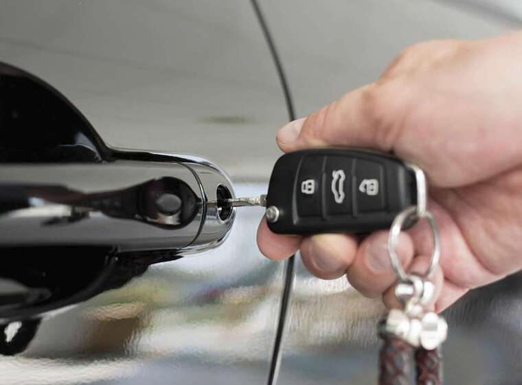 У Бучі помітили розкішний автомобіль військового капелана