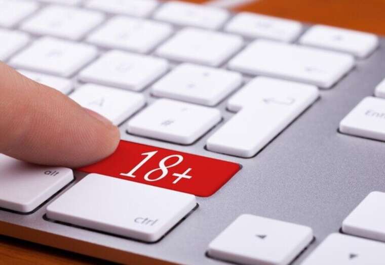 Декриміналізація порно в Україні: чому держава заробляє на податках, а суди карають