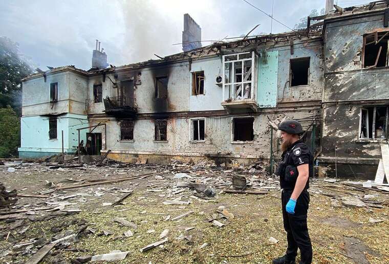 Ворог скинув авіабомбу на житловий квартал Костянтинівки: є жертви та пошкодження