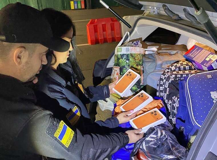 На митниці вилучили перші нелегальні iPhone 17 в Україні