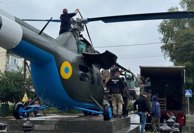 In Poltava, a Mi-2 helicopter that stood on a pedestal for only a day was dismantled