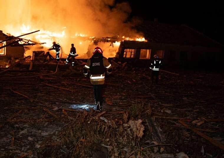 Нічна атака дронів у Сумах призвела до масштабної пожежі