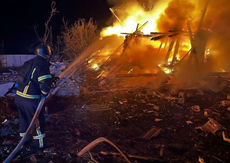 Нічна атака на Запоріжжя: росіяни скинули шість ФАБів, є руйнування та пожежі