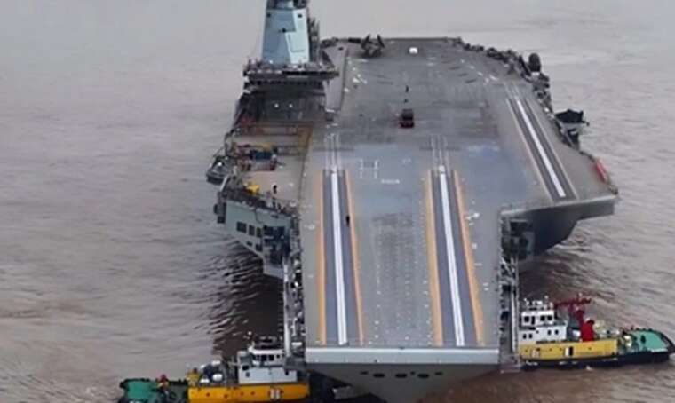 Китай испытал новый авианосец "Фуцзянь" с электромагнитной катапультой