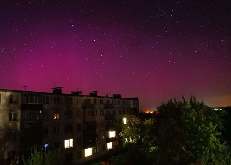 Над Києвом помітили незвичне рожеве сяйво в небі