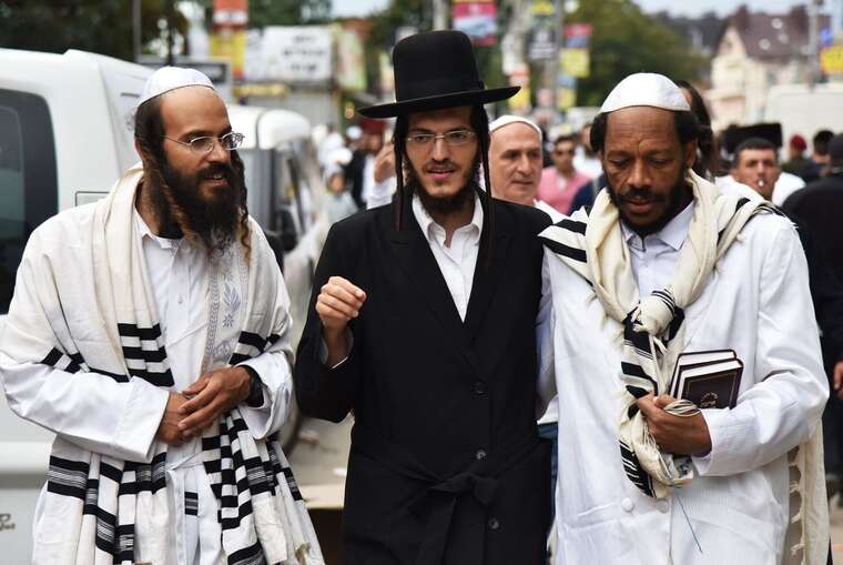 Тисячі хасидів масово повертаються додому: На українському кордоні утворилися величезні черги