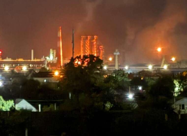 Невідомі БпЛА атакували один із найбільших нафтозаводів РФ: спалахнула пожежа