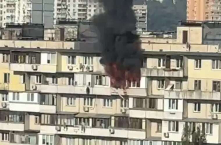 Пожежа на 8-му поверсі: в Києві на Березняках спалахнув багатоквартирний будинок