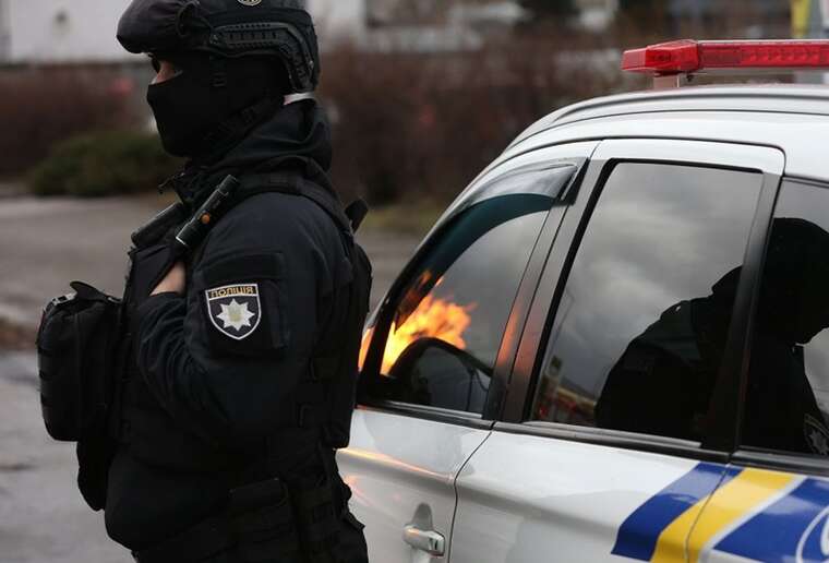 В Виннице толпа окружила полицейскую машину и добилась освобождения мужчины