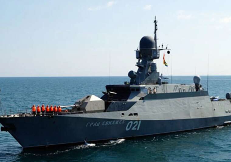 Російський корабель-носій «калібрів» зіткнувся з цивільним танкером, рятуючись від українських БпЛА