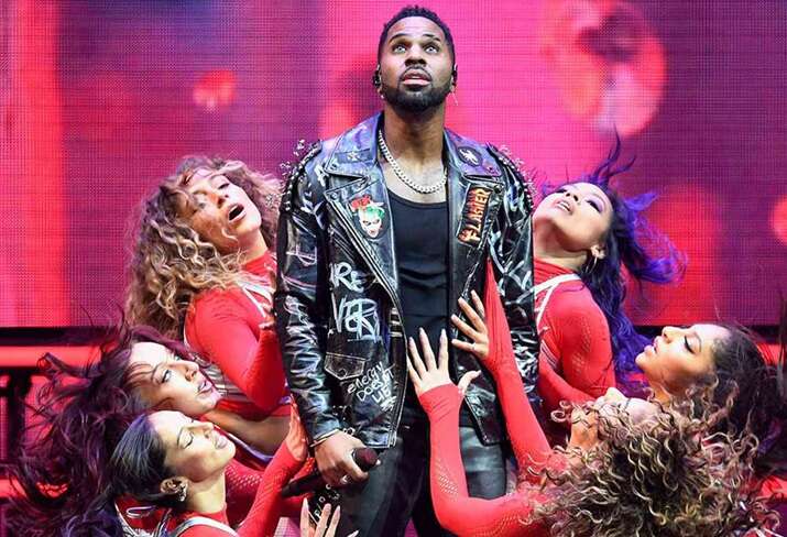 Американский певец Джейсон Деруло дал концерт в России, возмутив украинскую аудиторию