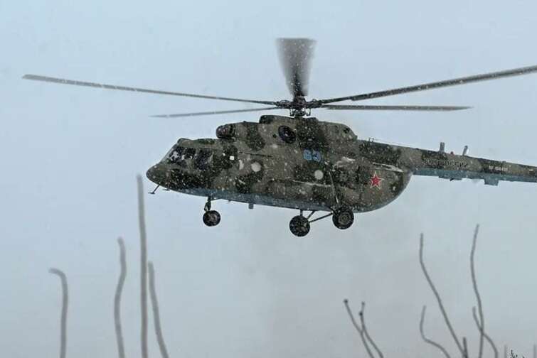 У мережі з’явилися кадри, на яких FPV-дрон підпалив російський гелікоптер Мі-8