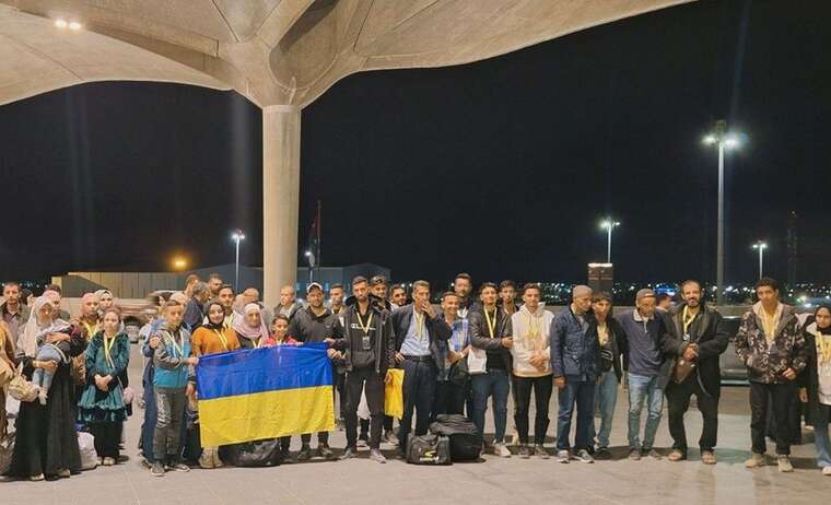 Україна евакуювала з Гази групу людей, серед них є діти