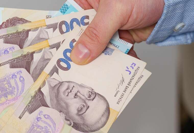 Середня зарплата в Україні у серпні знизилася на 2,2% - Держстат
