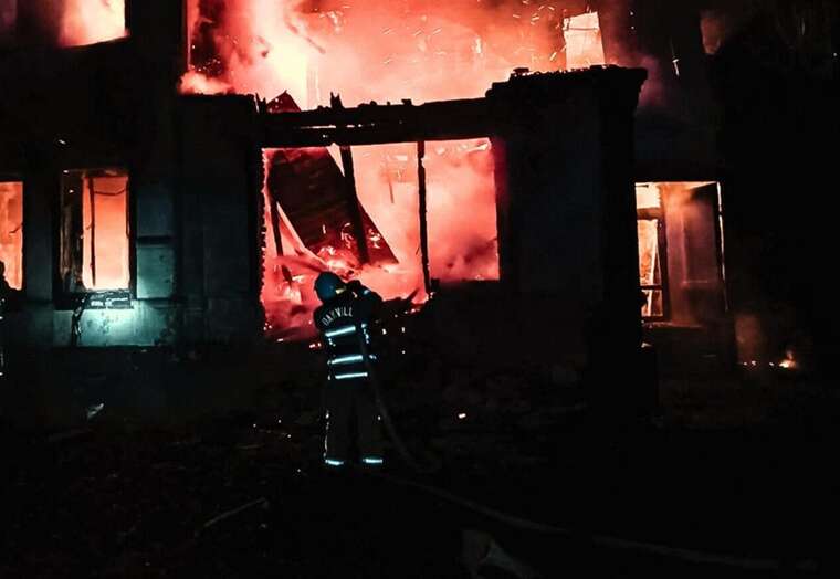 В Буче в результате ночного обстрела РФ сгорел двухэтажный санаторий