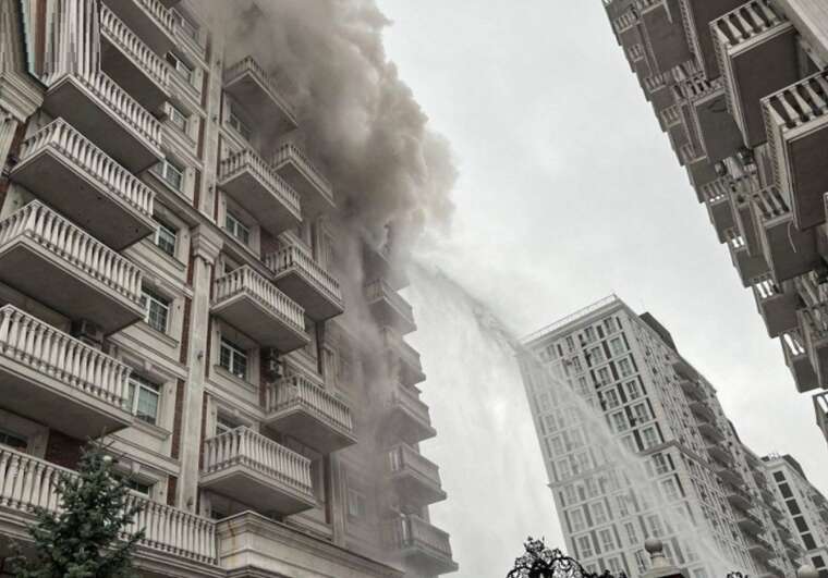 У Києві сталась масштабна пожежа в багатоповерхівці: рятувальники евакуювали 12 осіб