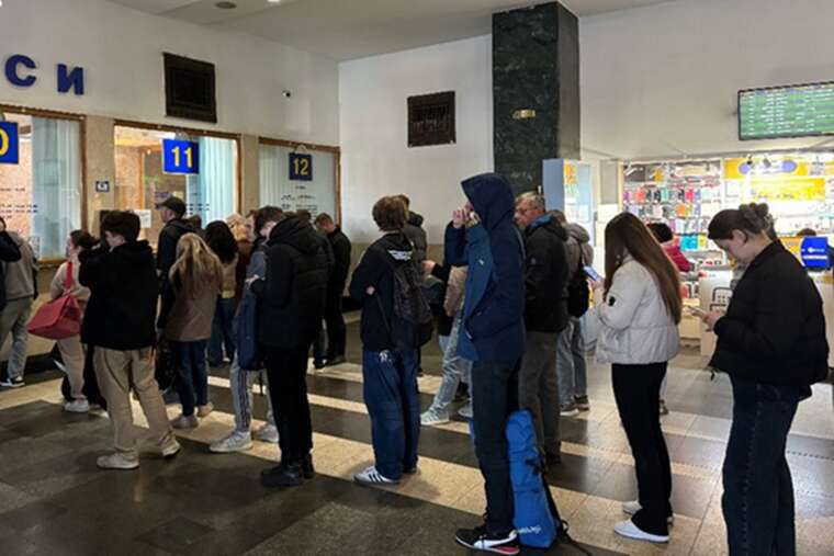 В “Укрзалізниці” стався масштабний збій, квитки можна купити лише в касах