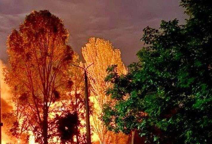 В Запорожье ночью в результате удара возник пожар на предприятии