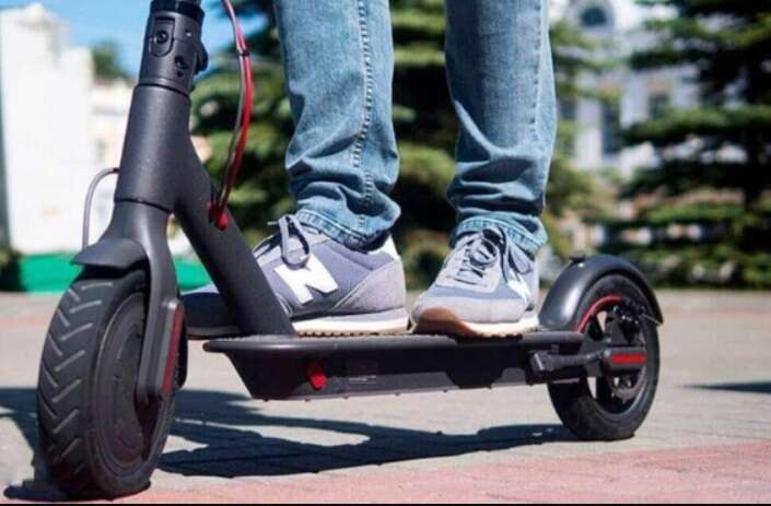 Верховная Рада планирует запретить взрослым ездить на электросамокатах по тротуарам