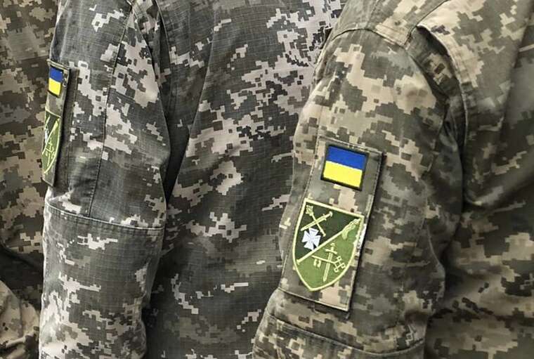 Во Львове микроавтобус ТЦК едва не наехал на группу мужчин