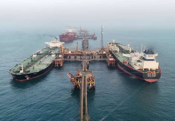 Китай нарощує стратегічні запаси нафти - Reuters