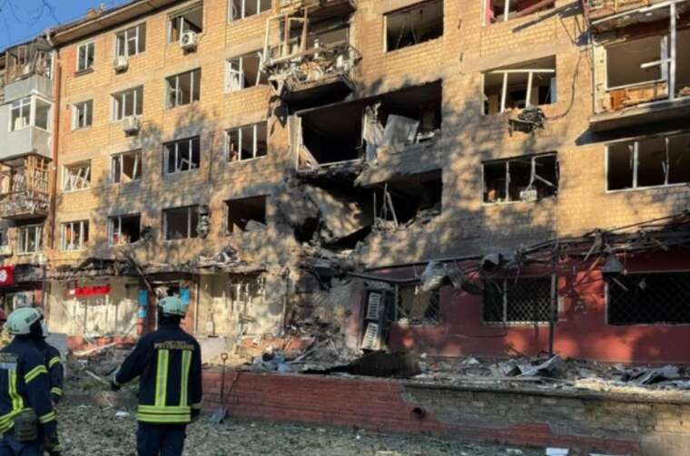 У Києві обвалилася частина багатоповерхівки, яка раніше постраждала від обстрілу