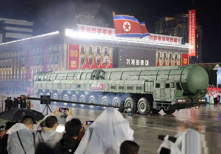 Северная Корея показала межконтинентальную ракету "Хвасон-20", способную поражать США