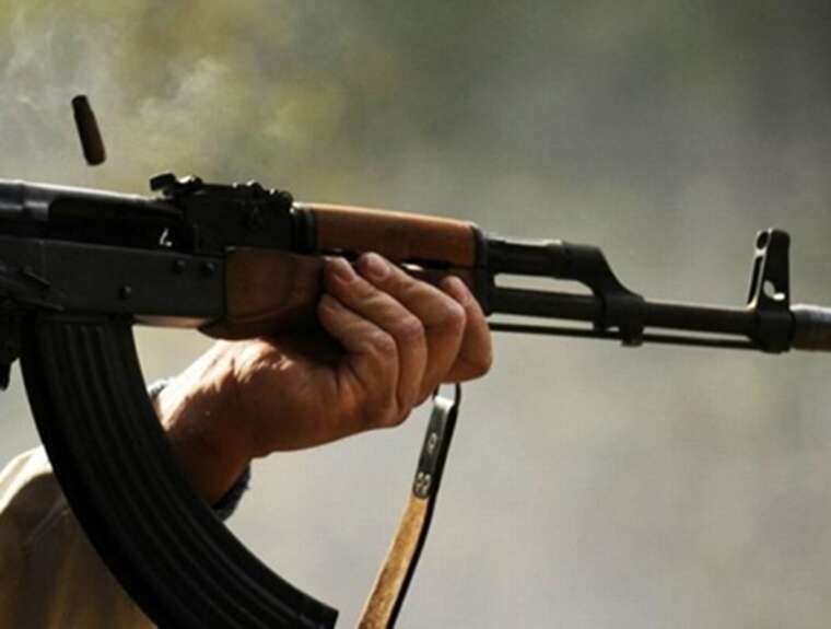 Понад годину бігав вулицею: у Сумах чоловік з автоматом стріляв по людях