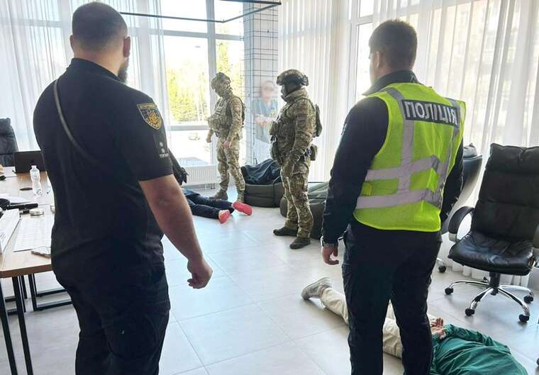 На Хмельниччині викрили групу криптошахраїв, яка ошукала українців та іноземців