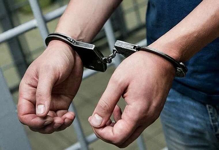 У центрі Києва невідомі озброєні особи в цивільному одязі затримують громадян