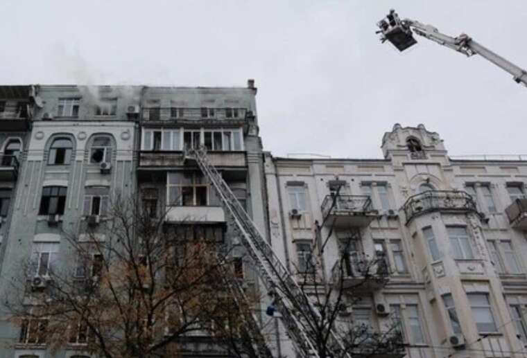 У Києві рятувальники з ночі ліквідовують велику пожежу в багатоповерхівці