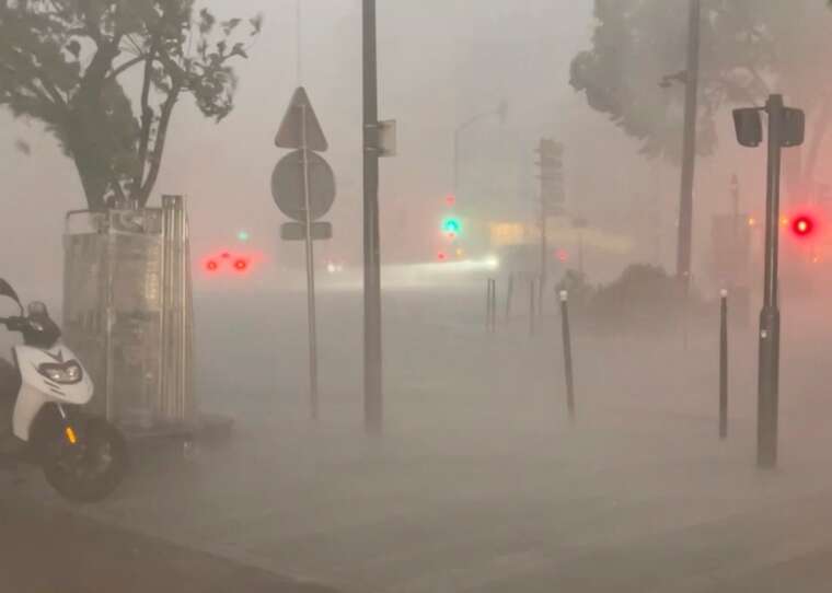 Потужний торнадо спричинив значні руйнування у передмісті Парижа