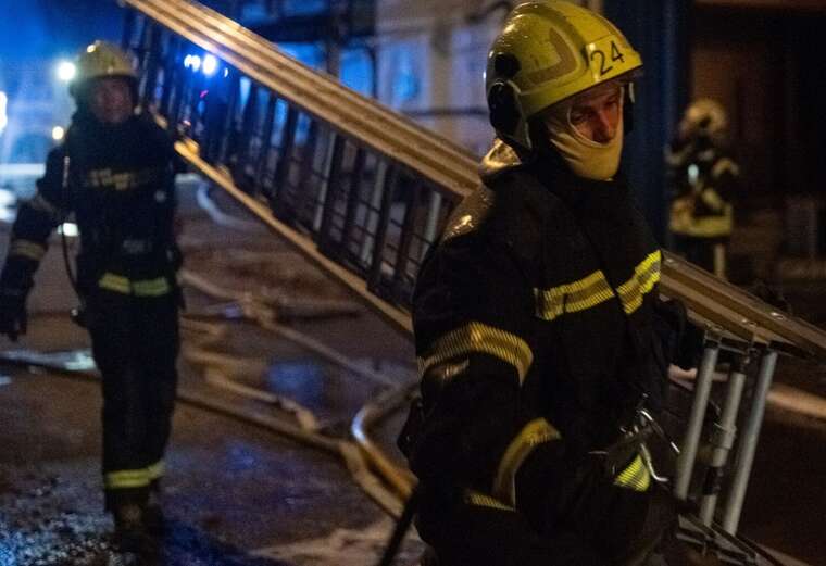 У Києві на Подолі після атаки дрона загорілися бізнес-центр і кілька авто