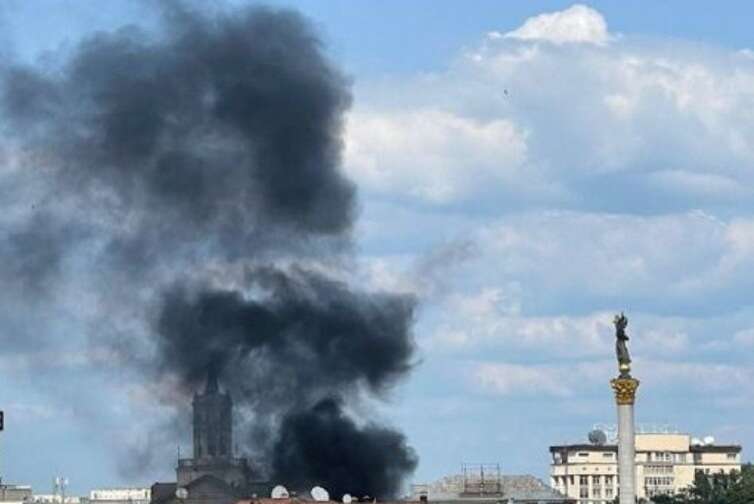 Пожежа в центрі Києва: Біля будівлі КМДА на Хрещатику піднімається густий дим