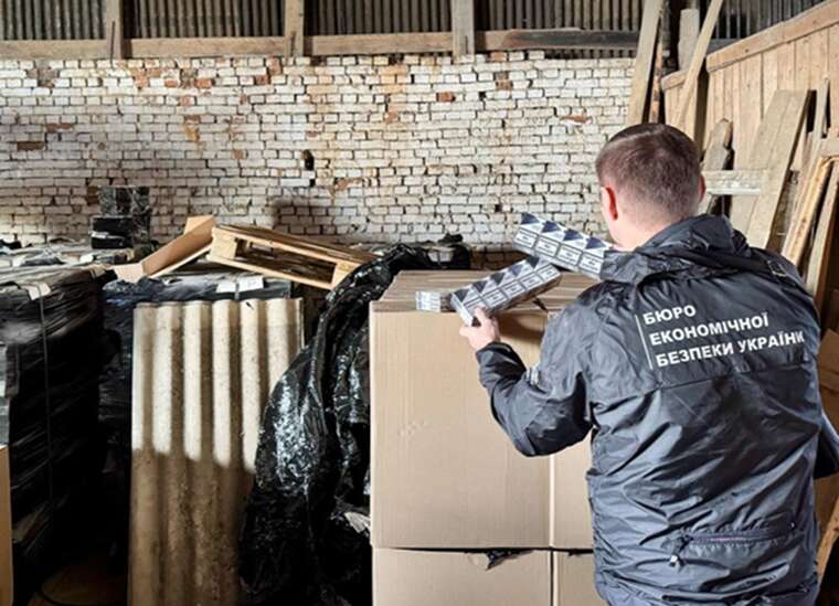 На Буковині детективи БЕБ викрили велику партію контрафактних підакцизних товарів