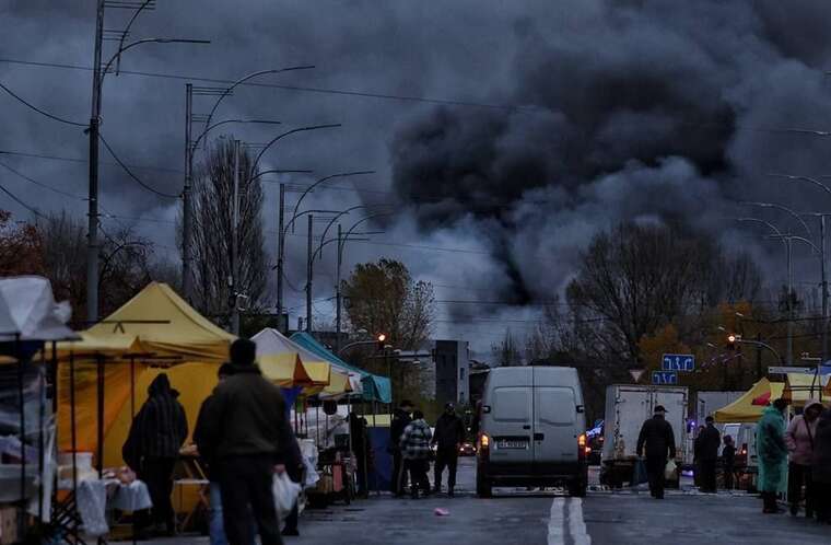 Вибухи в Києві: уламки ракет пошкодили склади й житлові будинки