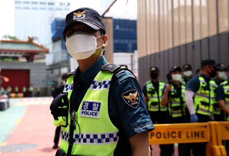 Росіянин із тесаком влаштував напад на поліцейських у Сеулі