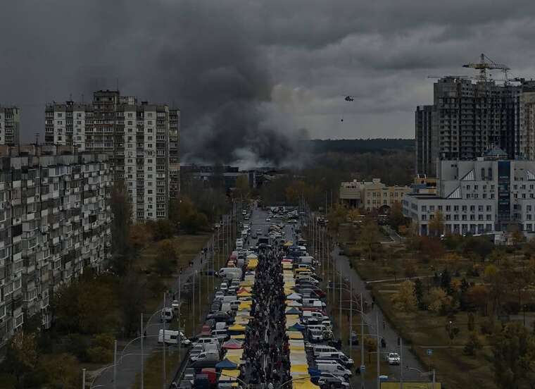 У Києві не вщухає масштабна пожежа після нічного обстрілу: двоє загиблих, 12 поранених