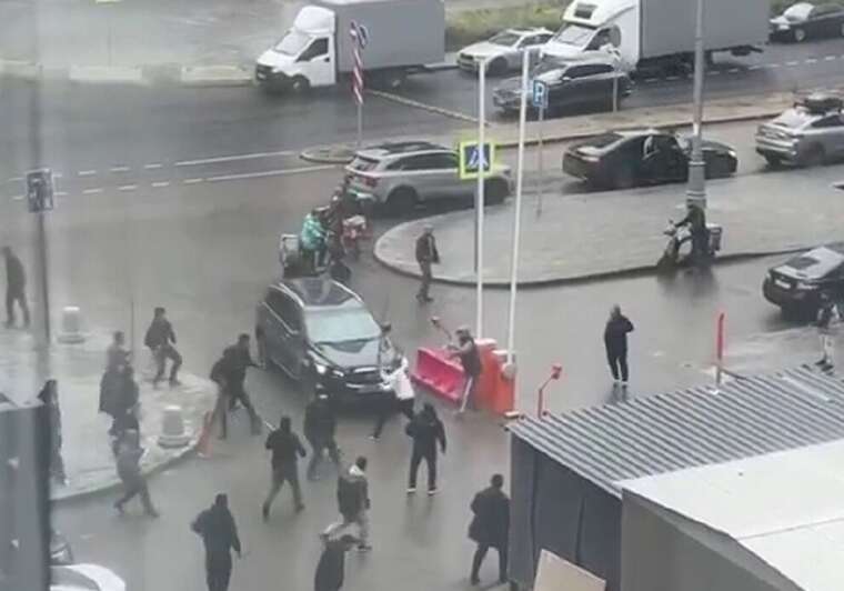 У Москві трудові мігранти влаштували масову бійку камінням та палицями