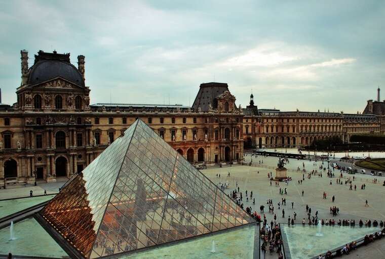 Розслідування пограбування Лувру: Правоохоронці Франції затримали двох осіб