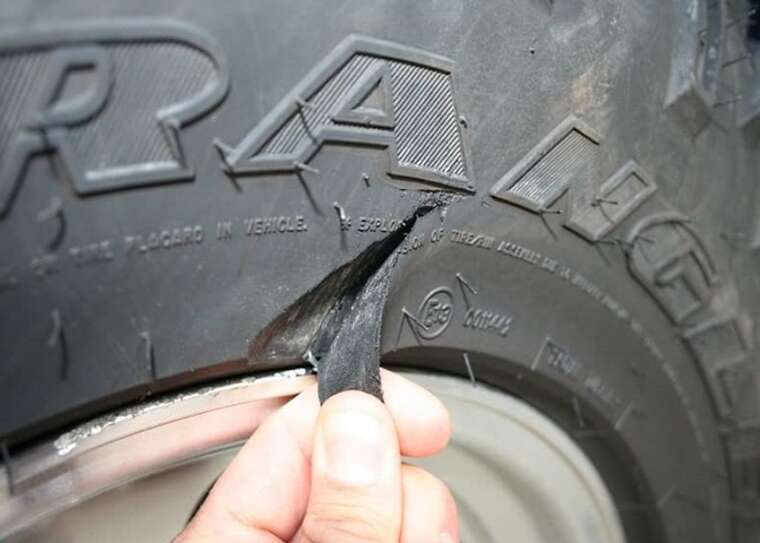 У Києві невідомі пошкодили всі авто у житловому комплексі