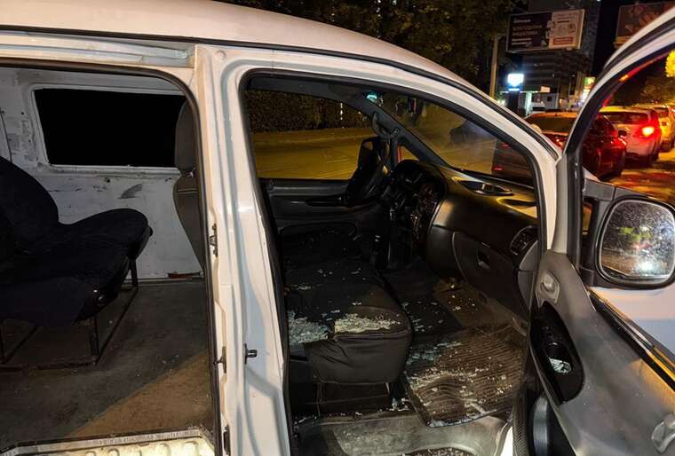 В Одесі нетверезий поліцейський розбив скло мікроавтобуса ТЦК і погрожував карабіном