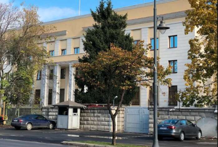 У Румунії відпустили чоловіка, який «таранив» ворота посольства РФ