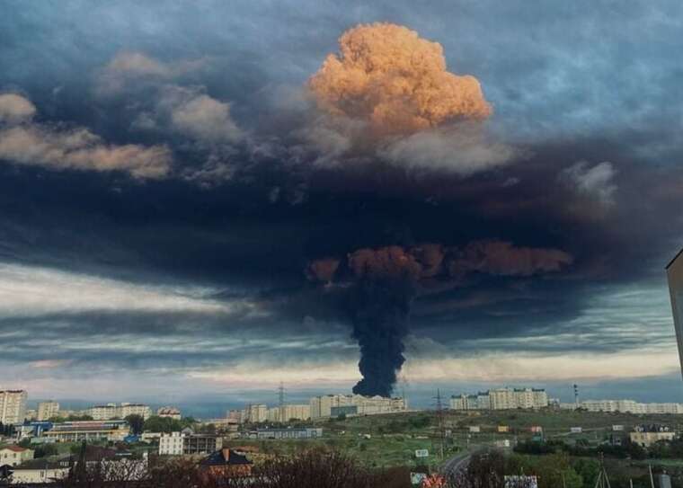 В окупованому Сімферополі дрон влучив у резервуар із пальним: спалахнула пожежа