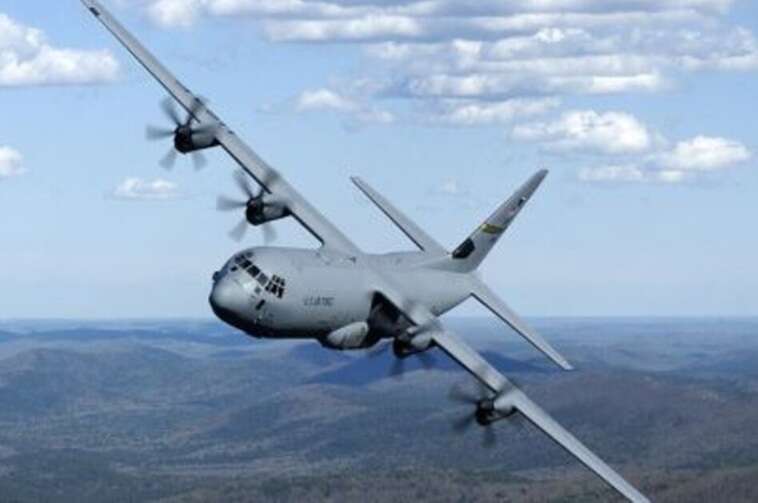 У США військовий літак ледь не врізався в Tesla під час аварійної посадки