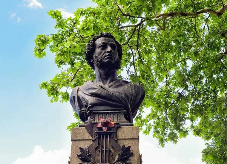 В Одессе окончательно заблокировали памятник Пушкину досками возле горсовета