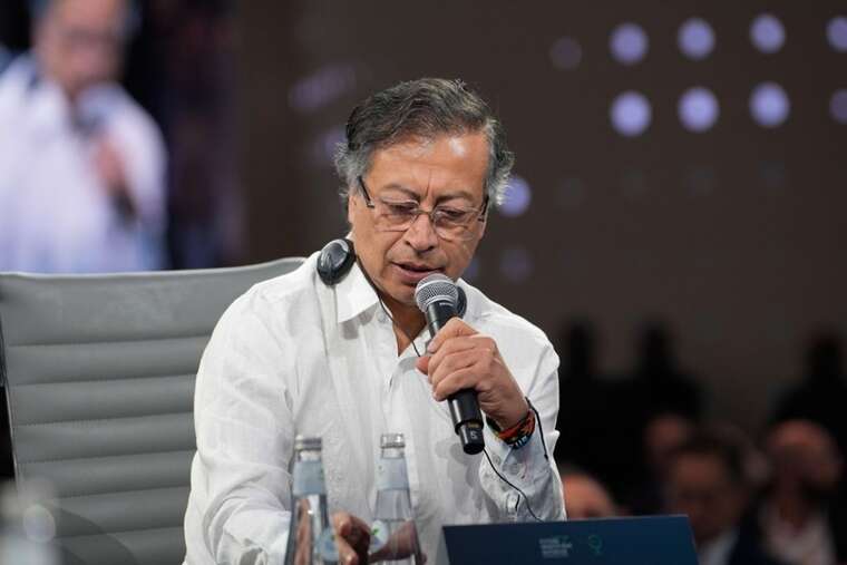 Из-за санкций США: В Испании отказались заправлять самолет президента Колумбии Густаво Петро