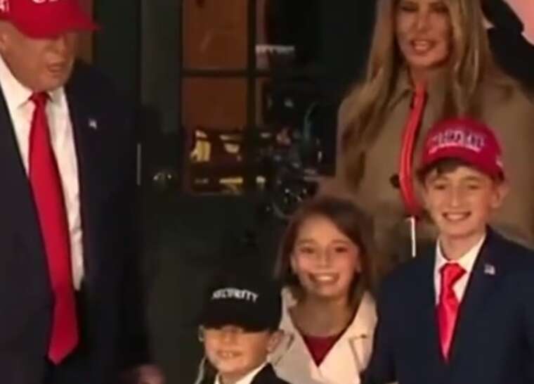 Геловін у Білому домі: Трамп і Меланія приймали принцес, динозаврів та "клона президента"