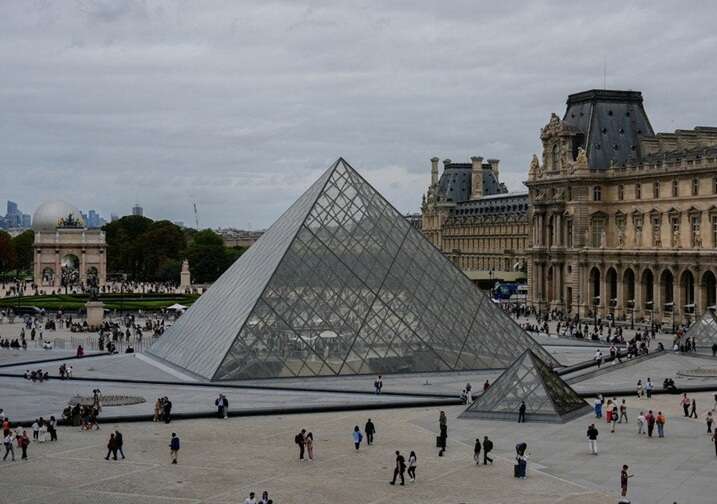 Грабіжники Лувру намагалися продати викрадені коштовності ізраїльській охоронній фірмі через даркнет