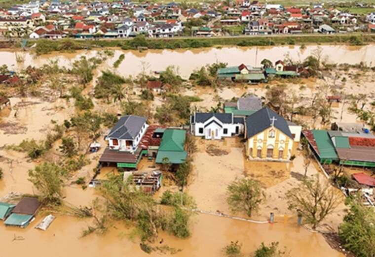 Вьетнам страдает от наводнений: Затоплено более 116 тысяч домов, 13 человек погибли